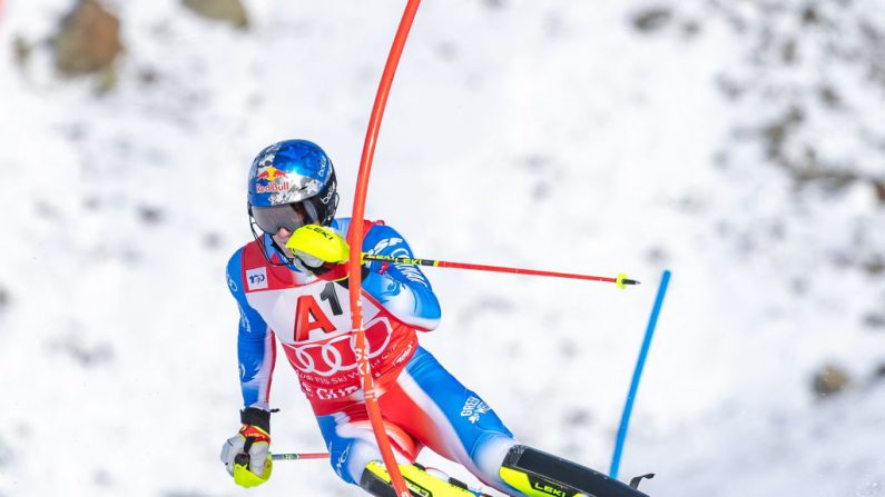 En gagnant dimanche à Gurgl en Autriche, Clément Noël a décroché une deuxième victoire de suite sur les deux premiers slaloms de la saison de Coupe du monde de ski. (Photo : JOHANN GRODER/APA/EXPA/AFP via Getty Images)