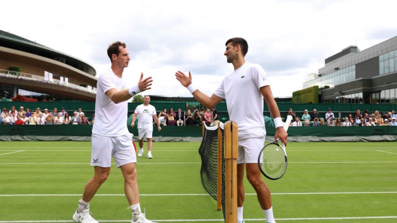 Les expériences qu'il a partagées avec Andy Murray quand ce dernier était joueur font de l'Écossais "l'entraîneur idéal" pour aller décrocher un 25e tournoi du Grand Chelem à l'Open d'Australie en janvier, a estimé vendredi Novak Djokovic. (Photo : Clive Brunskill/Getty Images)