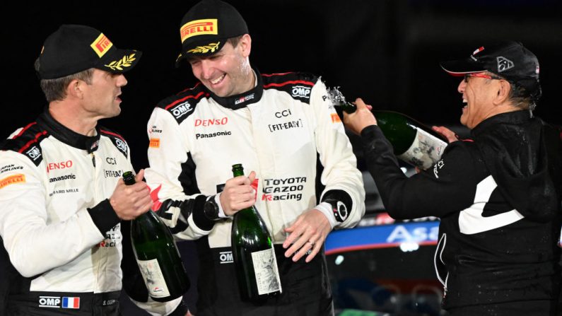 Le président de Toyota, Akio Toyota (à.d), avec Sébastien Ogier (à.g) et de son copilote Vincent Landais (au.c), sur le podium du stade Toyota après le Rallye du Japon, 13e et dernière manche du Championnat du monde des rallyes le 24 novembre 2024. (Photo : TOSHIFUMI KITAMURA/AFP via Getty Images)