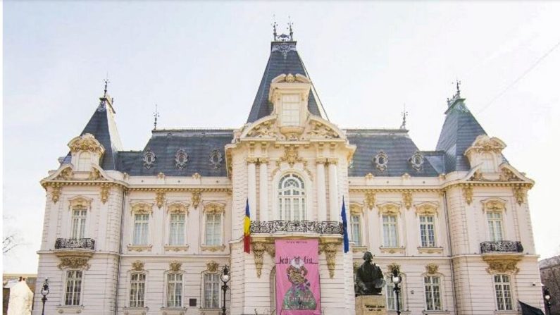 La façade du palais est définie par un équilibre entre les fenêtres cintrées et l'ornementation dorée de la façade, les colonnes corinthiennes surmontées de chapiteaux, les balcons en ferronnerie ornés, les corbeaux dorés et les tours à toit pentu couvertes d'ardoises. L'immense palais comprend 29 pièces et des annexes. (Ana del Castillo/ Shutterstock)