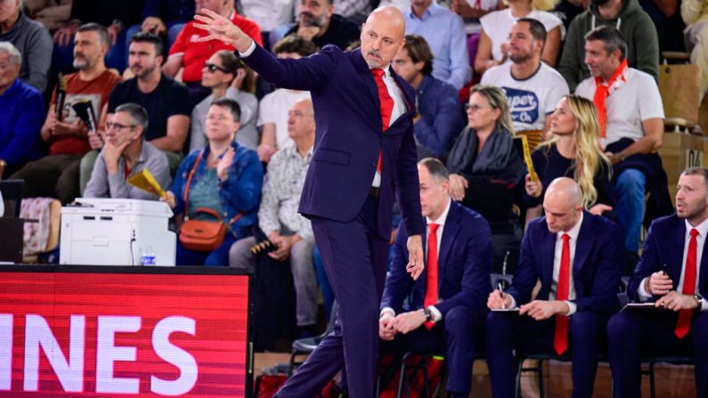 Monaco a annoncé lundi soir avoir mis fin à sa collaboration avec son entraîneur serbe Sasa Obradovic, en poste depuis décembre 2021, au lendemain d'une nouvelle défaite en championnat. (Photo : FREDERIC DIDES/AFP via Getty Images)