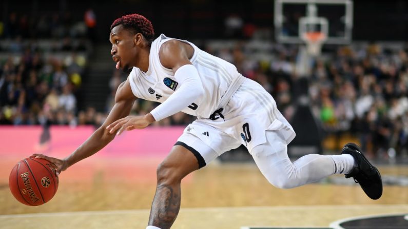 Invaincu depuis plus d'un mois en Coupe d'Europe, le Paris Basketball a enchainé une septième victoire de rang jeudi, sur le parquet de l'Anadolu Efes Istanbul (93-84) lors de la 11e journée d'Euroligue, confirmant un peu plus sa grande forme du moment.. (Photo : Alex Davidson/Getty Images)