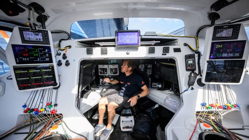 Thomas Ruyant a été le premier skipper à sortir du Pot-au-Noir, zone de convergence intertropicale connue pour sa météo instable qui a ralenti la flotte, et a pris pour la première fois la tête du Vendée Globe jeudi. (Photo : LOIC VENANCE/AFP via Getty Images)