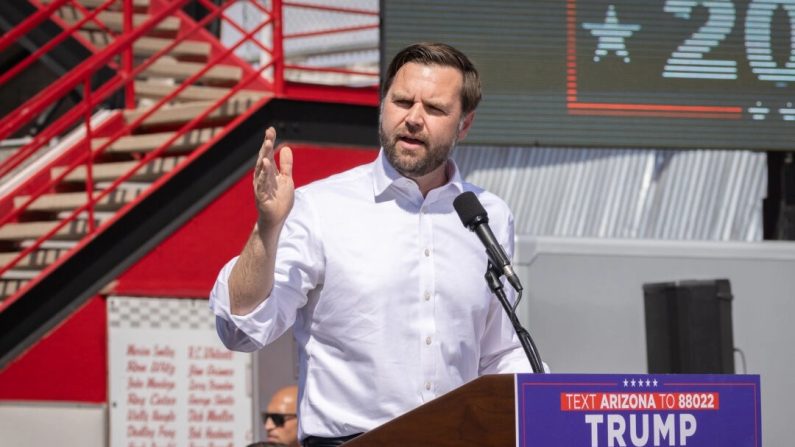 Le sénateur JD Vance (Parti républicain de l'Ohio) s'exprime à Tucson, en Arizona, le 9 octobre 2024. (John Fredricks/Epoch Times)