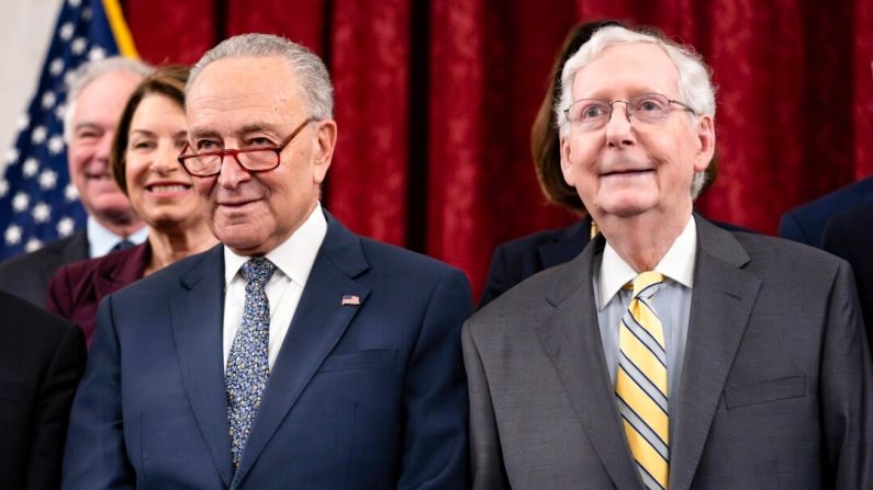 (De gauche à droite) Le leader de la majorité au Sénat Chuck Schumer (D-N.Y.) et le leader de la minorité au Sénat Mitch McConnell (R-Ky.) au Capitole des États-Unis le 10 juillet 2024. Bonnie Cash/Getty Images