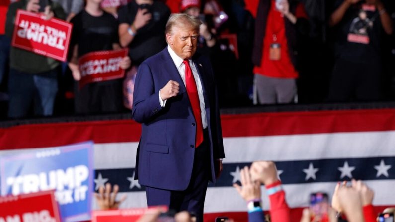 L'ancien président des États-Unis et candidat républicain à la présidence Donald Trump monte sur scène lors d'un meeting de campagne au Van Andel Arena à Grand Rapids, Michigan, le 5 novembre 2024. KAMIL KRZACZYNSKI/AFP via Getty Images