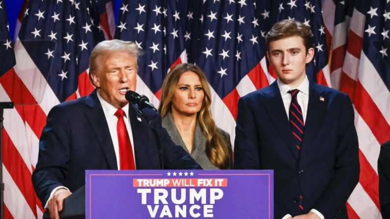 Le président élu Donald Trump est rejoint par sa femme Melania Trump et son fils Barron Trump alors qu'il s'adresse à ses partisans après avoir remporté l'élection présidentielle, à West Palm Beach (Floride), le 6 novembre 2024. (John Fredricks/Epoch Times)