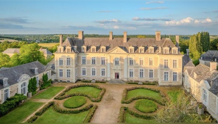 Mayenne : un prestigieux château, surnommé le "petit Versailles du Roi-Soleil", est à vendre pour 3 millions d'euros