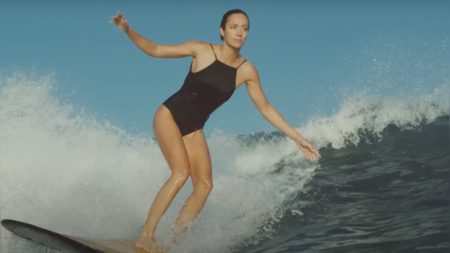 La surfeuse et chanteuse Justine Mauvin entre la vie et la mort à la suite d’un grave accident de la route