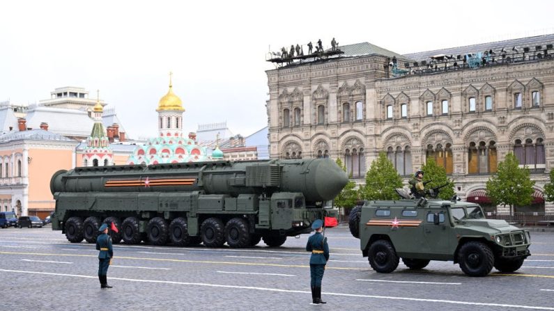 Un système de missiles balistiques intercontinentaux RS-24 Yars (à gauche) et un véhicule tout-terrain de mobilité de l'infanterie Tigr-M (à droite) roulent sur la Place Rouge lors du défilé militaire du Jour de la Victoire dans le centre de Moscou, le 9 mai 2024. (NATALIA KOLESNIKOVA/AFP via Getty Images)