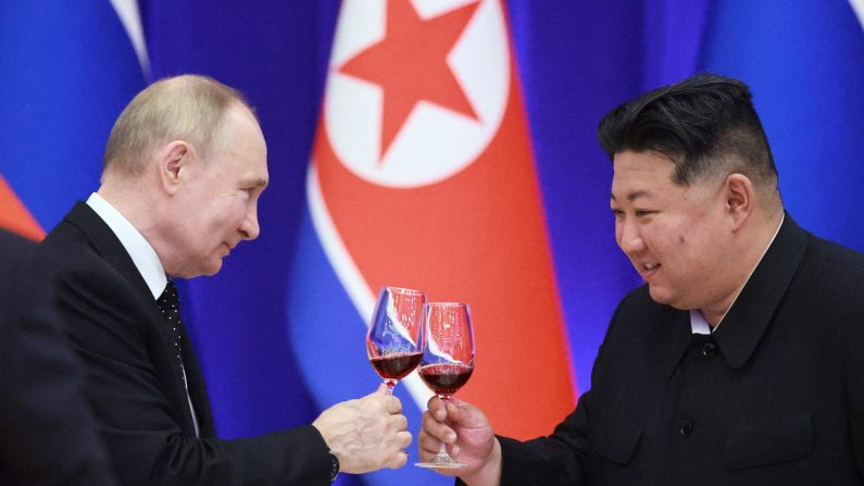 Le président russe Vladimir Poutine et le dirigeant nord-coréen Kim Jong-un portent un toast lors d'une réception à la maison de réception Mongnangwan, à Pyongyang, capitale de la Corée du Nord, le 19 juin 2024. Poutine a été accueilli sur un tapis rouge, une cérémonie militaire et une accolade du dirigeant nord-coréen lors de sa visite d'État à Pyongyang, au cours de laquelle les deux hommes se sont engagés à resserrer leurs liens. (Vladimir Smirnov/POOL/AFP via Getty Images)