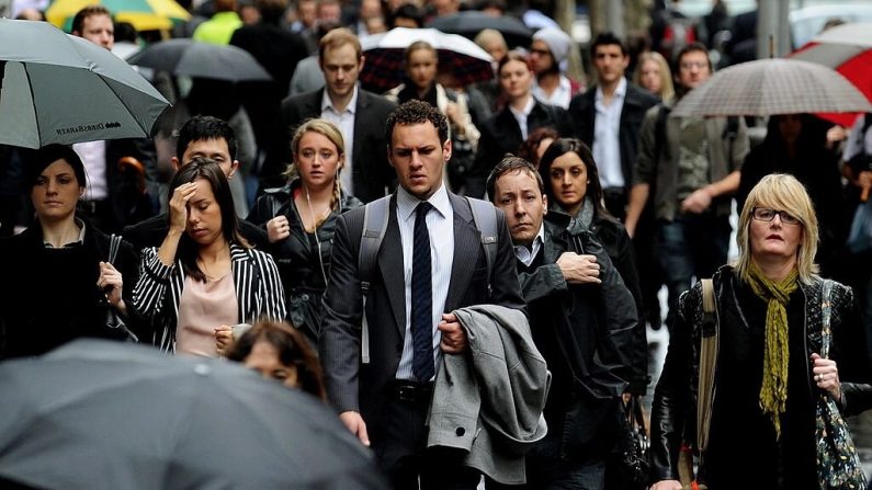 Des personnes se rendent à leur travail dans le quartier central des affaires de Sydney, en Australie, sur une photo d'archive. (Greg Wood/AFP via Getty Images)