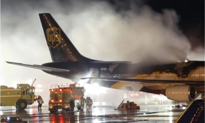 Une équipe d'urgence arrive sur les lieux où un avion cargo UPS 747-400 Boeing a pris feu à cause de batteries lithium-ion à Dubaï le 5 septembre 2010. (Crédit photo : Federal Aviation Administration)