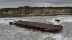 Tempête Darragh : une barge de plus de 120 m de long, échouée, est sous étroite surveillance en Seine-Maritime