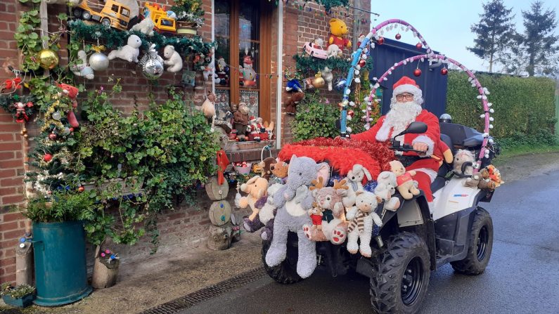 Le père Noël d'Aumale (Seine-Maritime) et son quad décoré. (Crédit : Facebook/Fabrice Dufeuille)