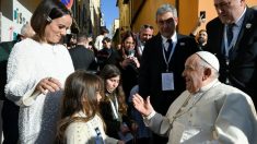 La chanteuse Alizée touchée par la bénédiction de sa fille par le pape François en Corse