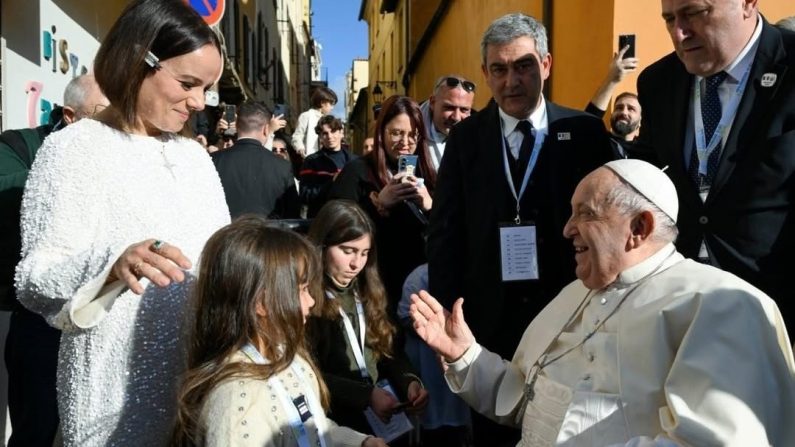 La fille cadette de la chanteuse Alizée bénie par le pape le 15 décembre 2024 à Ajaccio (Corse). (Photo compte Instagram Alizée)