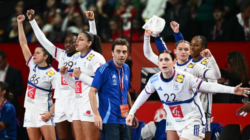 Après sa première grande compétition à la tête des Bleues, le sélectionneur Sébastien Gardillou s'est dit "fier" de ses joueuses, avouant être "exténué" mais avoir encore plus "envie de travailler". (Photo : JOE KLAMAR/AFP via Getty Images)