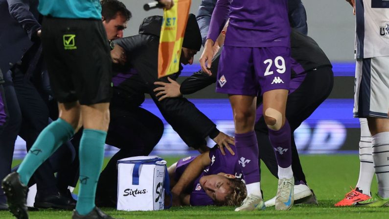 Le match de la 14e journée de Serie A Fiorentina-Inter Milan a été arrêté dimanche et sera rejoué après le malaise du joueur florentin Edoardo Bove. (Photo : Gabriele Maltinti/Getty Images)