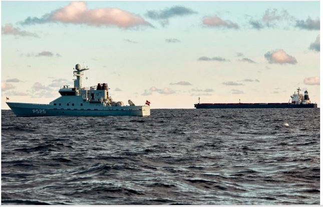 Le cargo chinois Yi Peng 3 (à dr.) est ancré et surveillé par un patrouilleur de la marine danoise dans le passage maritime de Kattegat, au large de la côte danoise, le 20 novembre 2024. (Mikkel Berg Pedersen/Ritzau Scanpix/AFP via Getty Images)