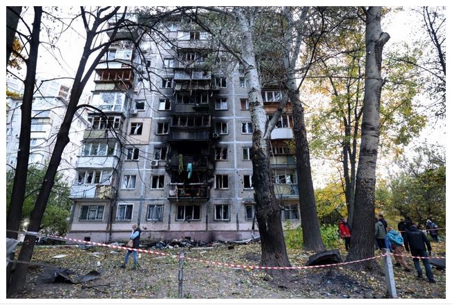 Des habitants font le tour de leur immeuble endommagé par l'explosion d'un drone russe à Kiev, le 30 octobre 2024. (Anatolii Stepanov/AFP via Getty Images)