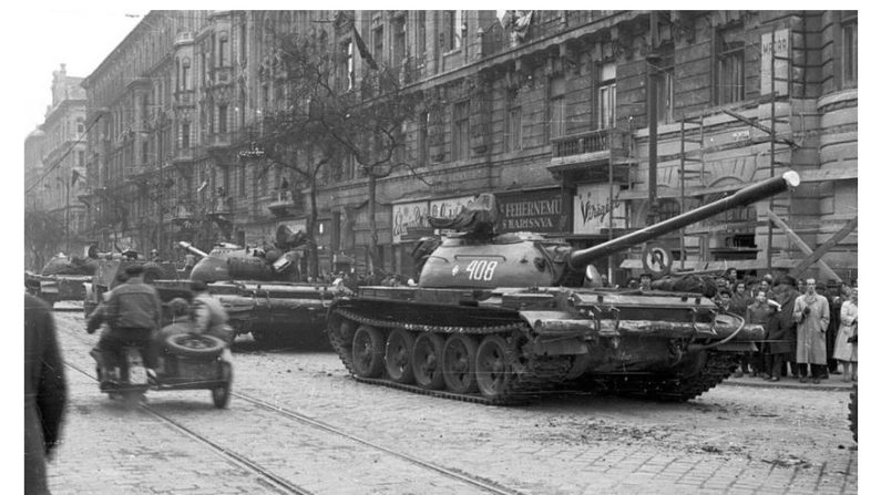 Des chars soviétiques patrouillent dans les rues de la capitale hongroise Budapest pendant la répression soviétique de la "Révolution hongroise" de 1956 – une révolte populaire spontanée contre le régime communiste hongrois et ses politiques imposées par l'Union soviétique. (Domaine public/ Nagy Gyula)
