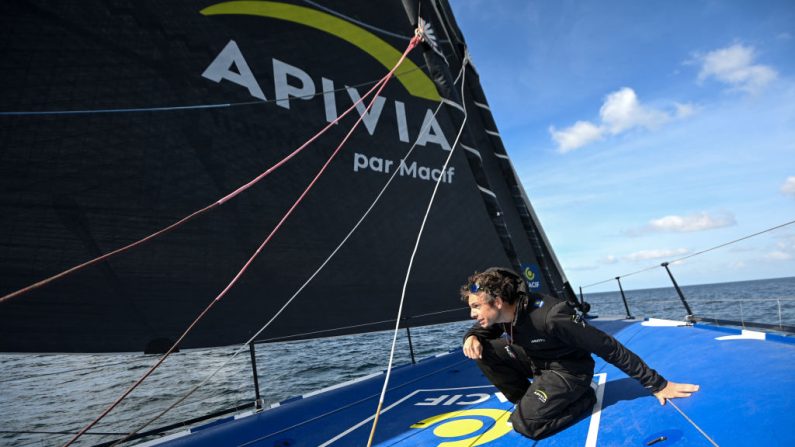 Charlie Dalin (Macif Santé Prévoyance) devançait toujours Yoann Richomme (Paprec Arkéa) mardi au pointage de 19H00, les bateaux de tête devant retrouver du vent pour la nouvelle année. (Photo : SEBASTIEN SALOM-GOMIS/AFP via Getty Images)