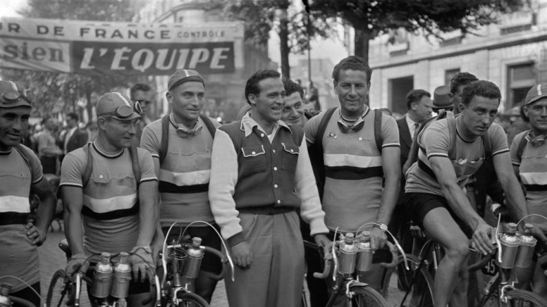 Émile Idée (1er à dr.), le plus vieux rescapé du premier Tour de l'après-guerre couru en 1947, s'est éteint lundi à l'âge de 104 ans. (Photo : Getty Images)