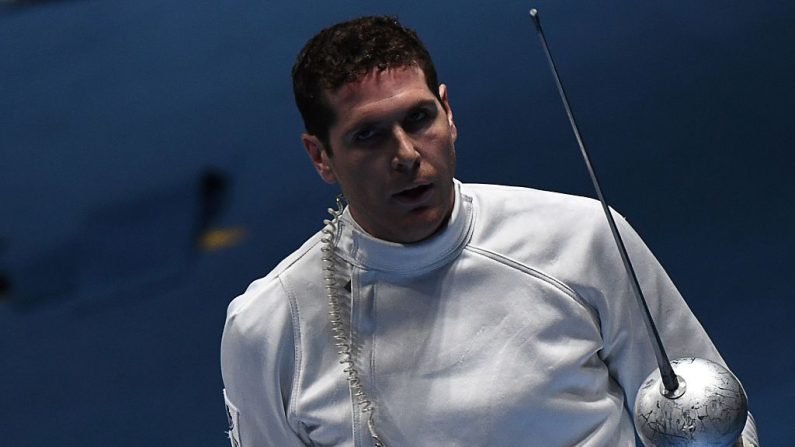 Gauthier Grumier, entraîneur de l'équipe de France masculine d'épée, perturbée par des tensions avant les Jeux olympiques, quitte son poste. (Photo : KIRILL KUDRYAVTSEV/AFP via Getty Images)