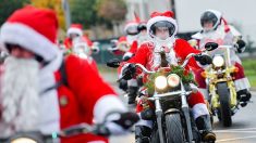 Des milliers de pères Noël à moto attirent les foules avant Noël