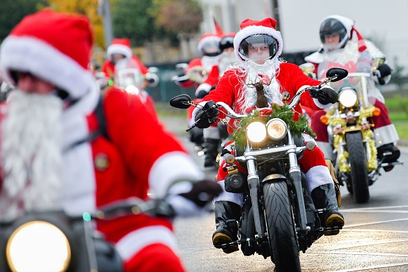 Des milliers de pères Noël à moto attirent les foules avant Noël