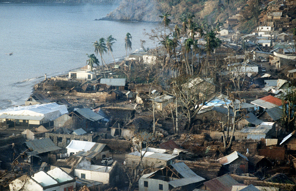 À Sada, au sud de Mayotte, après le passage du typhon « Kamisy », le 18 avril 1984. (Photo JOEL ROBINE/AFP via Getty Images)