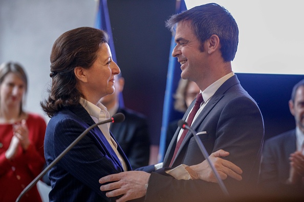 L'ancienne ministre de la Santé et des Solidarités, Agnès Buzyn, embrasse Olivier Veran lors de la cérémonie de passation de pouvoir au ministère de la Santé et des Solidarités à Paris, le 17 février 2020. (GEOFFROY VAN DER HASSELT/AFP via Getty Images)