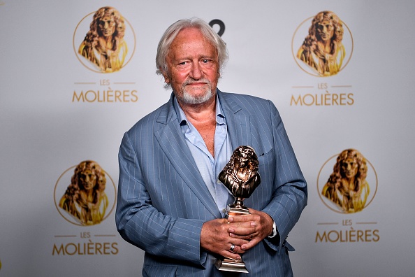 Niels Arestrup après avoir reçu le Molière du comédien pour son rôle dans la pièce « Rouge », à Paris le 21 juin 2020. (Photo ANNE-CHRISTINE POUJOULAT/AFP via Getty Images)