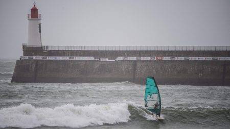 « Je me suis toujours dit que j’allais survivre » :  il est retrouvé sain et sauf, après plus de 16 heures passées agrippé à sa planche à voile