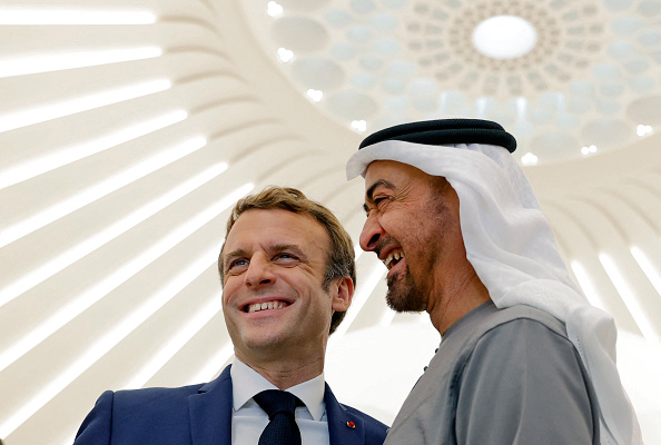 Emmanuel Macron et le prince héritier d'Abou Dhabi Mohammed bin Zayed al-Nahyan lors de la visite du pavillon des Émirats à l'Expo de Dubaï, le 3 décembre 2021. (THOMAS SAMSON/AFP via Getty Images)