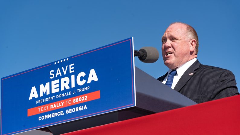 Tom Homan, ancien directeur par intérim du service de l'immigration et des douanes des États-Unis, s'adresse aux partisans de l'ancien président Donald Trump lors d'un rassemblement au Banks County Dragway, le 26 mars 2022 à Commerce, en Géorgie. (Megan Varner/Getty Images)