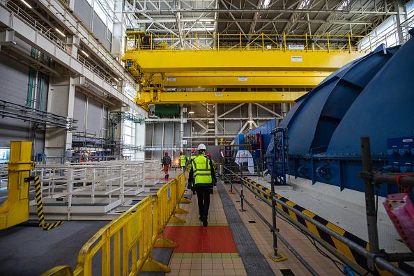 Un ouvrier marche près du tablier de la turbine et de l'alternateur du réacteur nucléaire de troisième génération EPR de Flamanville. (SAMEER AL-DOUMY/AFP via Getty Images)