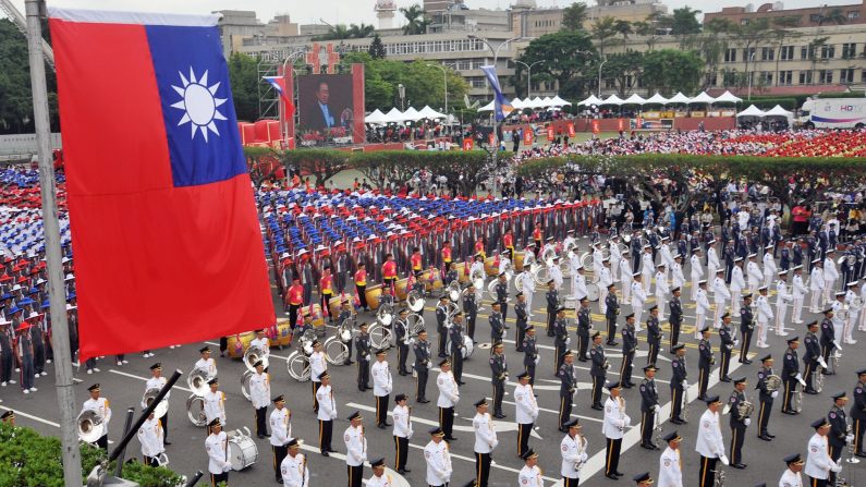 Une fanfare militaire taïwanaise et des personnes portant des chapeaux aux couleurs du drapeau national de Taïwan participent aux célébrations de la fête nationale devant le bureau présidentiel de Taïwan, à Taipei, le 10 octobre 2012. (Mandy Cheng/AFP/Getty Images)