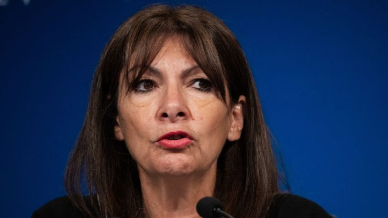 La maire de Paris, Anne Hidalgo, lors d'une conférence de presse à l'Hôtel de Ville de Paris, France, le 19 juin 2024. (AMAURY CORNU/Hans Lucas/AFP via Getty Images)