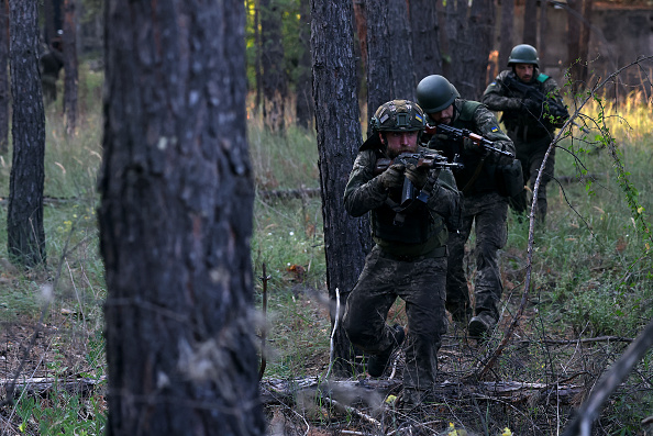 Des fantassins ukrainiens du 49e bataillon d'infanterie Carpathian Sich. (ANATOLII STEPANOV/AFP via Getty Images)