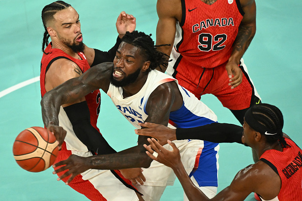 Mathias Lessort le 6 août 2024 en quart de finale pendant les Jeux olympiques de Paris. (PARIS MESSINIS/AFP via Getty Images)