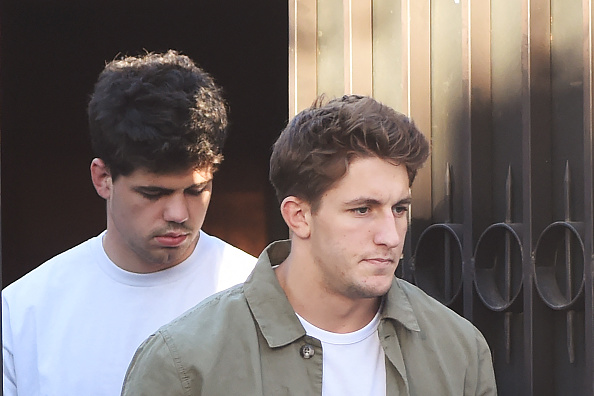 Les joueurs de rugby Hugo Auradou (à g.) et Oscar Jegou quittent la maison dans laquelle ils ont été assignés à résidence à Mendoza en Argentine, le 12 août 2024. (Photo ANDRES LARROVERE/AFP via Getty Images)