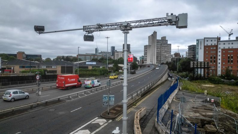 Un radar dopé par l'IA (intelligence artificielle) surveille les automobilistes sur Mancunian Way le 5 septembre 2024, à Manchester, en Angleterre. (Photo : Christopher Furlong/Getty Images)