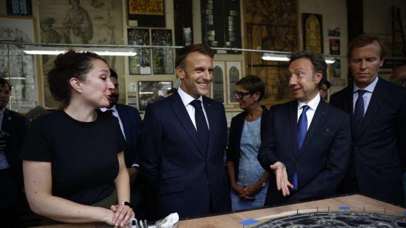 Emmanuel Macron et Stéphane Bern visitent l'atelier de vitrail Ateliers Lorin, dans le cadre des Journées européennes du patrimoine à Chartres, le 20 septembre 2024. (Photo : YOAN VALAT/POOL/AFP via Getty Images)