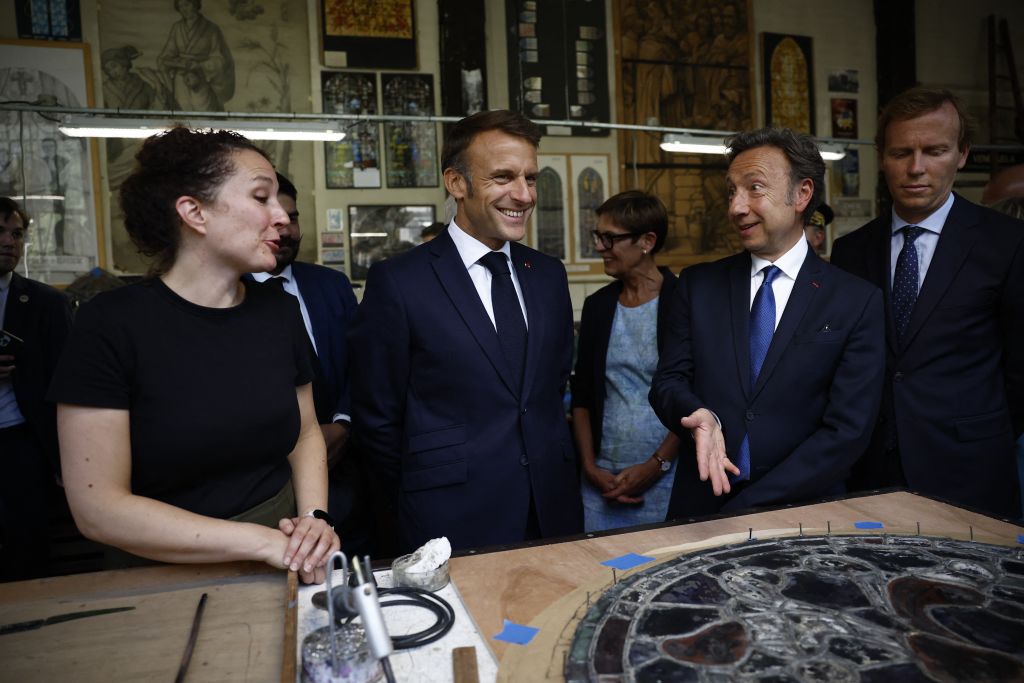 Stéphane Bern fustige les vitraux contemporains voulus par Emmanuel Macron à Notre-Dame de Paris