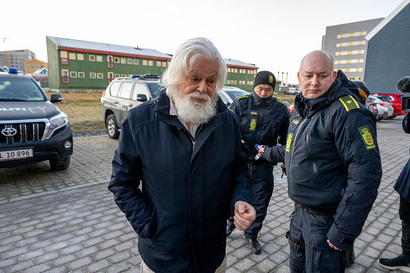 Paul Watson arrive à une audience au tribunal de Nuuk au Groenland, le 2 octobre 2024. (LEIFF JOSEFSEN/AFP via Getty Images)