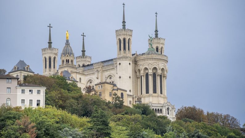 La cathédrale de Fourvière, qui surplombe la ville de Lyon.  (ANTOINE BOUREAU/Hans Lucas/AFP via Getty Images)