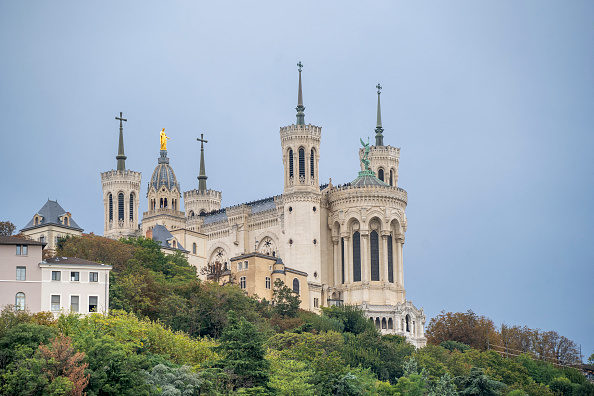 Lyon : un appel aux dons lancé pour la réfection des tours de la basilique de Fourvière, qui menacent de s’effondrer