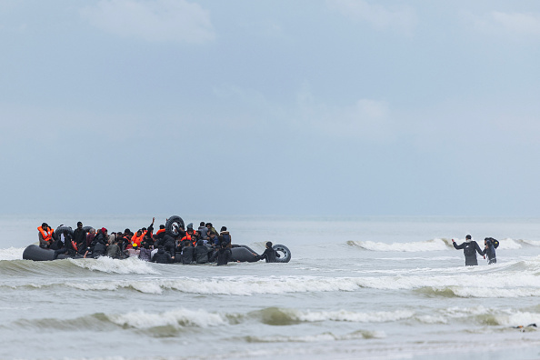  Des migrants se pressent sur le canot pneumatique d'un passeur pour tenter de traverser la Manche. (SAMEER AL-DOUMY/AFP via Getty Images)